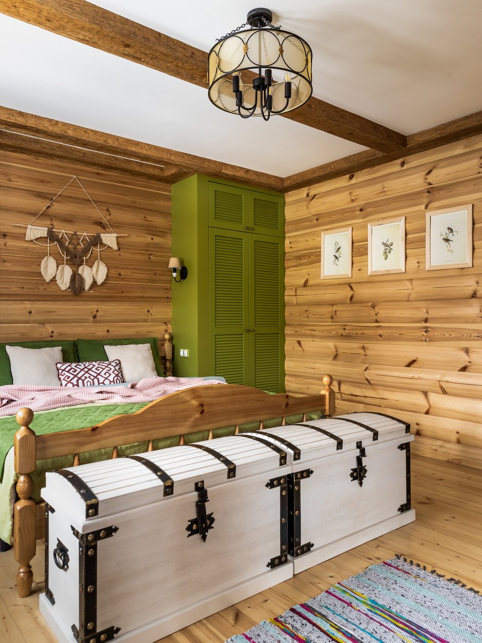 В проекте использовано много растительных орнаментов и изображений птиц, которые напоминают о том, что дом расположен в лесу: шторы в спальне, постеры, светильники с птичками.