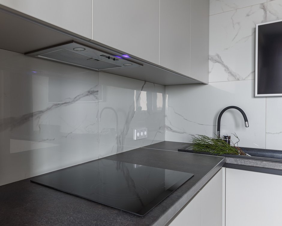 Кухня полноценная, большая, так как заказчица любит готовить. Мебель изготавливалась на заказ.