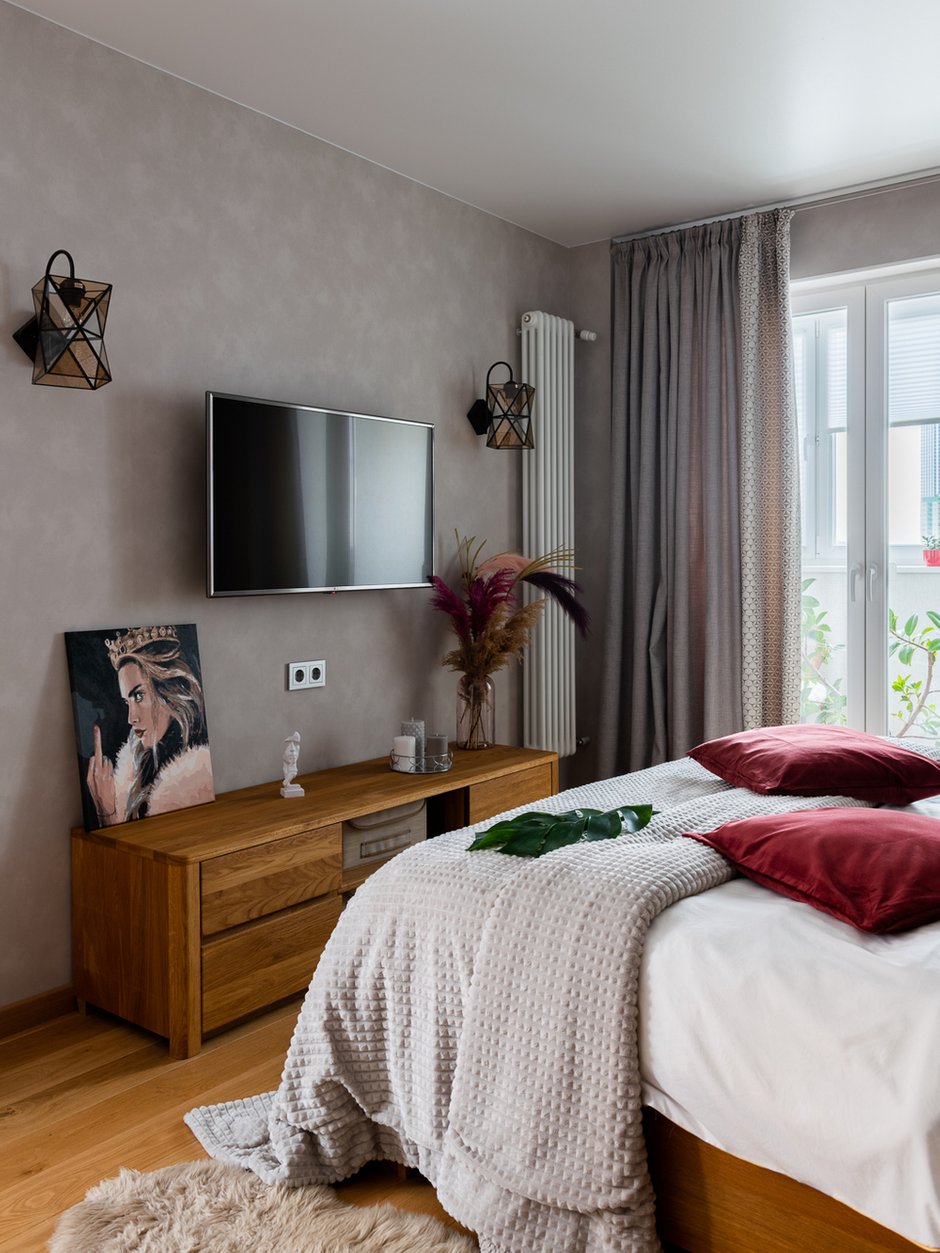 Радиатор отопления перенесли на стену, так как подоконный блок заменили раздвижными дверями.