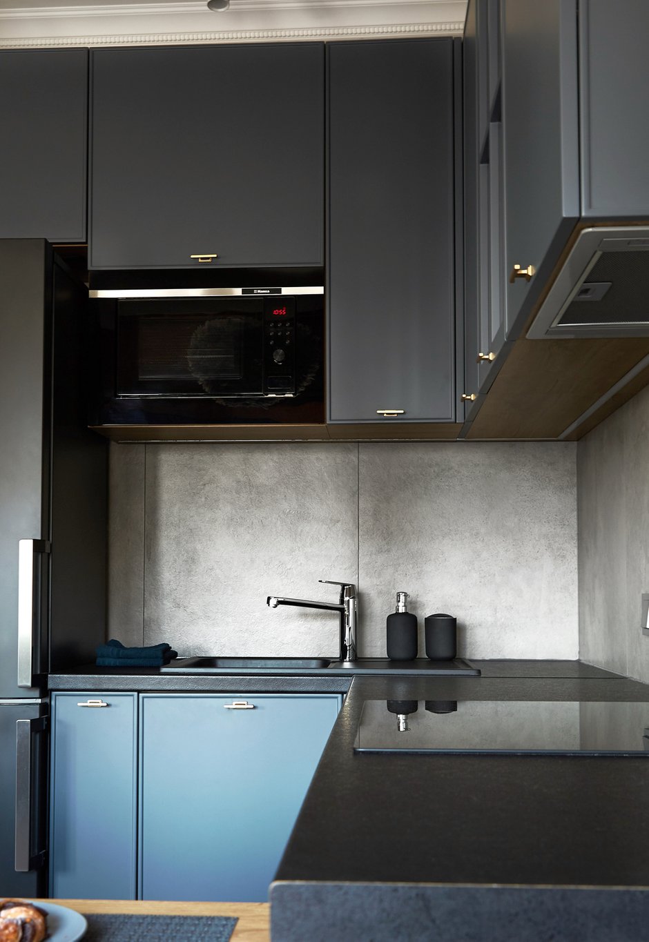 В зависимости от освещения фасады меняют цвет.