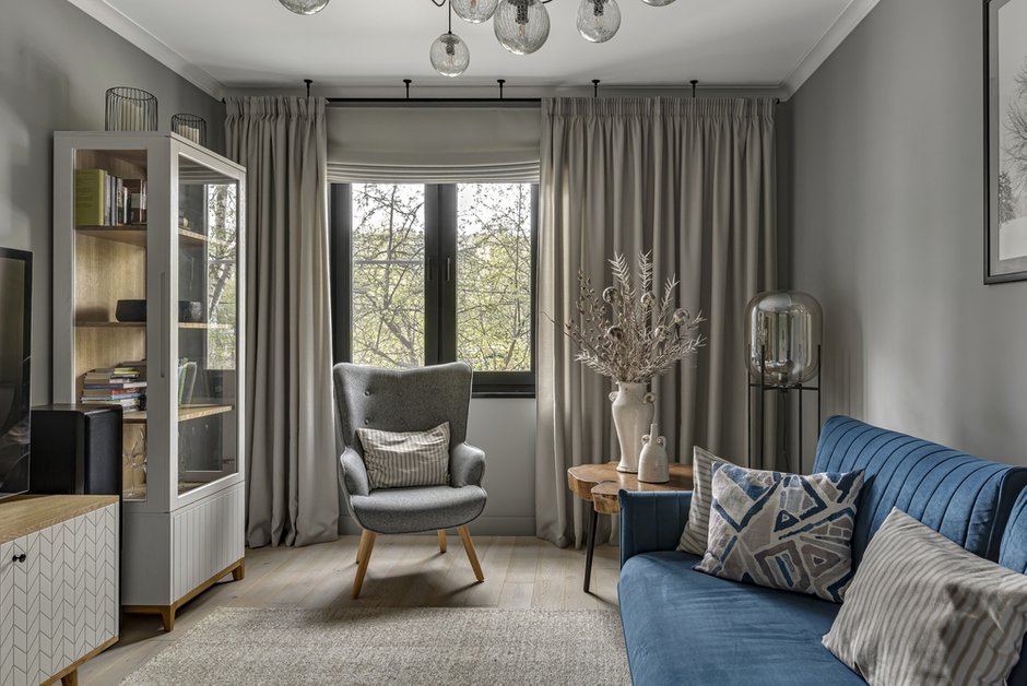 Потолки везде натяжные, белые матовые, с минимальным опусканием. Старались максимально сохранить высоту потолков в квартире. В детской комнате сделали частично оштукатуренный и частично зашитый планкеном потолок.