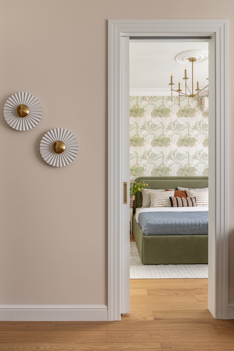 Фотография: Спальня в стиле Современный, Малогабаритная квартира, Квартира, Проект дня, Москва, Монолитный дом, 2 комнаты, до 40 метров, современный с элементами неоклассики – фото на INMYROOM