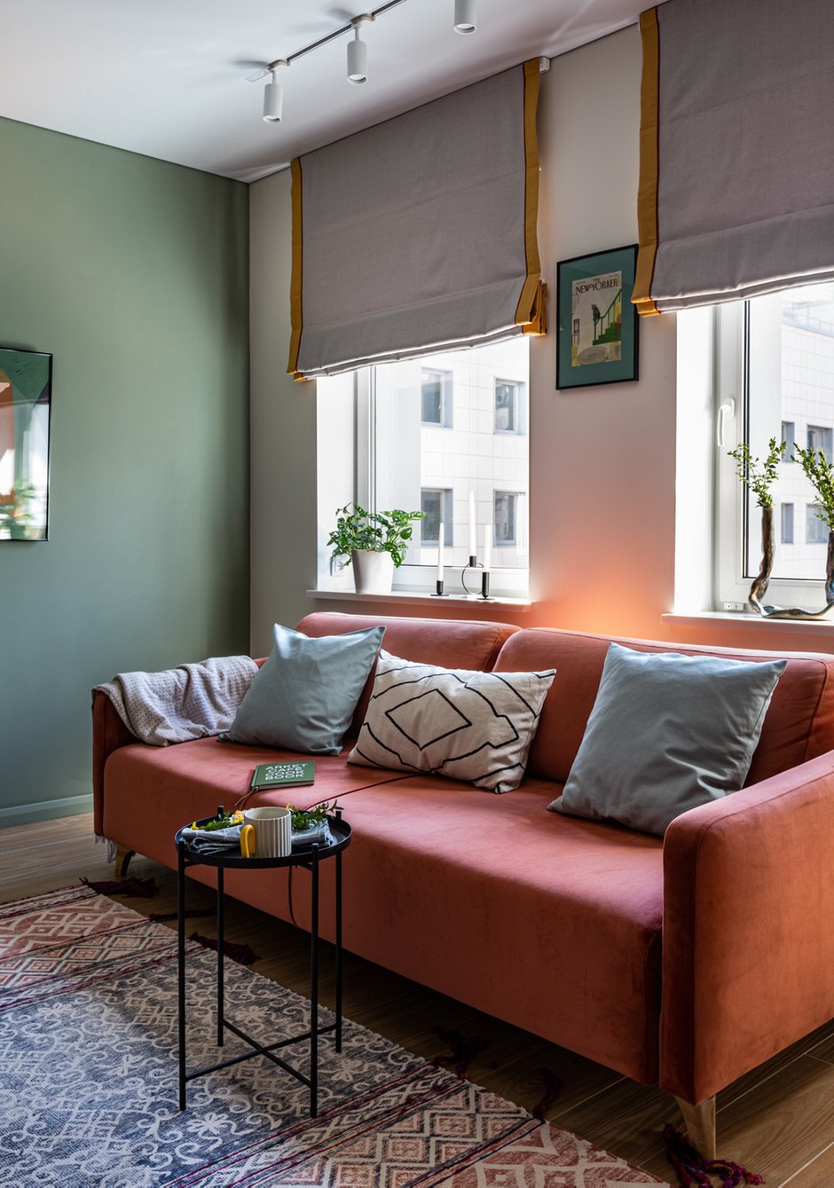 «Портьеры и римские шторы я выбирала вместе с дизайнером по текстилю — Ириной Русаковой. Подбирали сочетания на объекте из кусочков тканей», — рассказывает дизайнер.