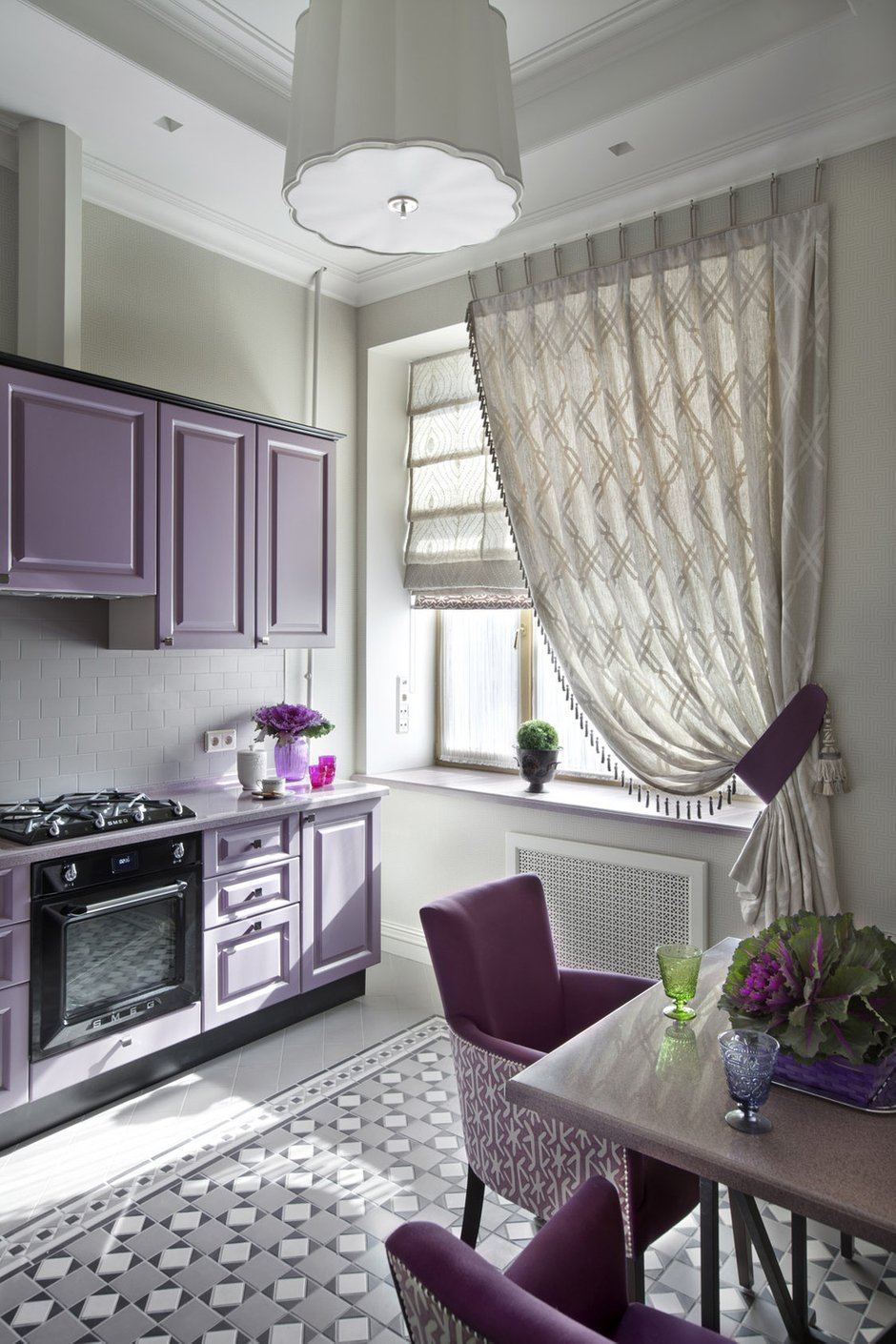 Сочный фиолетовый оттенок кухни создает приподнятое настроение в хмурые осенне-зимние вечера.