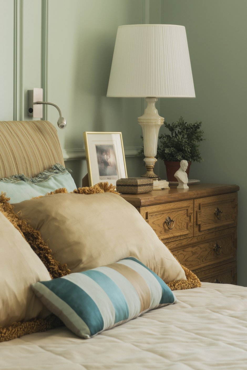 Фотография: Спальня в стиле Классический, Квартира, Проект недели, Москва, Кирпичный дом, 3 комнаты, 60-90 метров, Анна Васильева, Couture Interiors – фото на INMYROOM