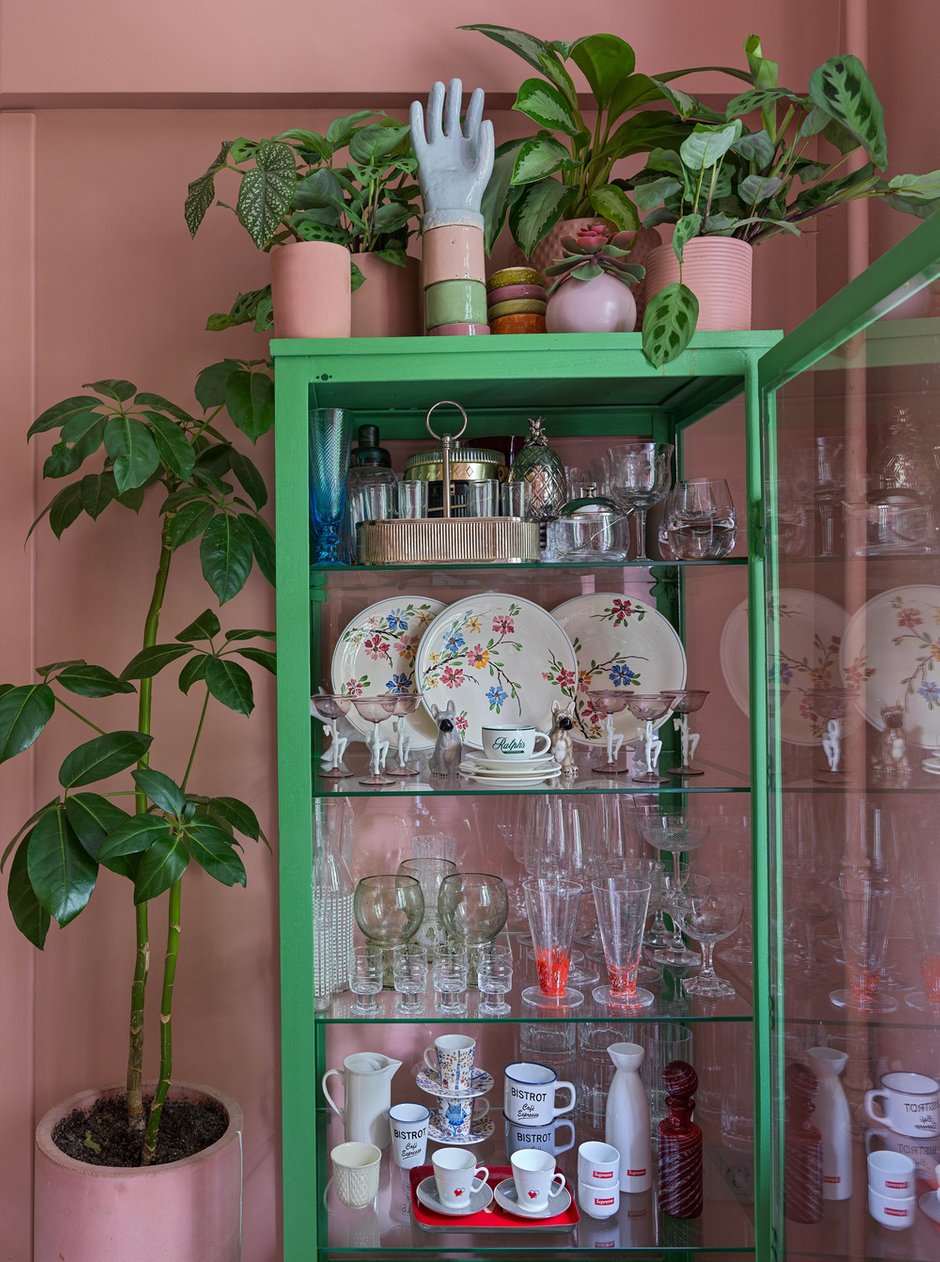 В интерьере много винтажной мебели, посуды. Особую атмосферу создают живые комнатные растения.