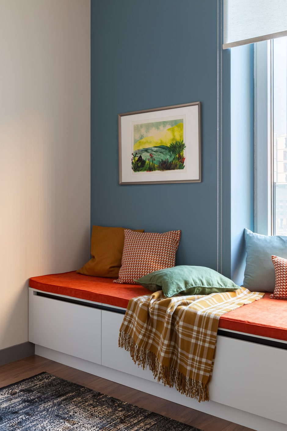 В кабинете сделали сиденье на уровне подоконника на всю ширину комнаты. Снизу разместили ящики для хранения. Если заказчикам не нужен будет кабинет, эту комнату можно легко сделать детской или дополнительной спальней для няни.