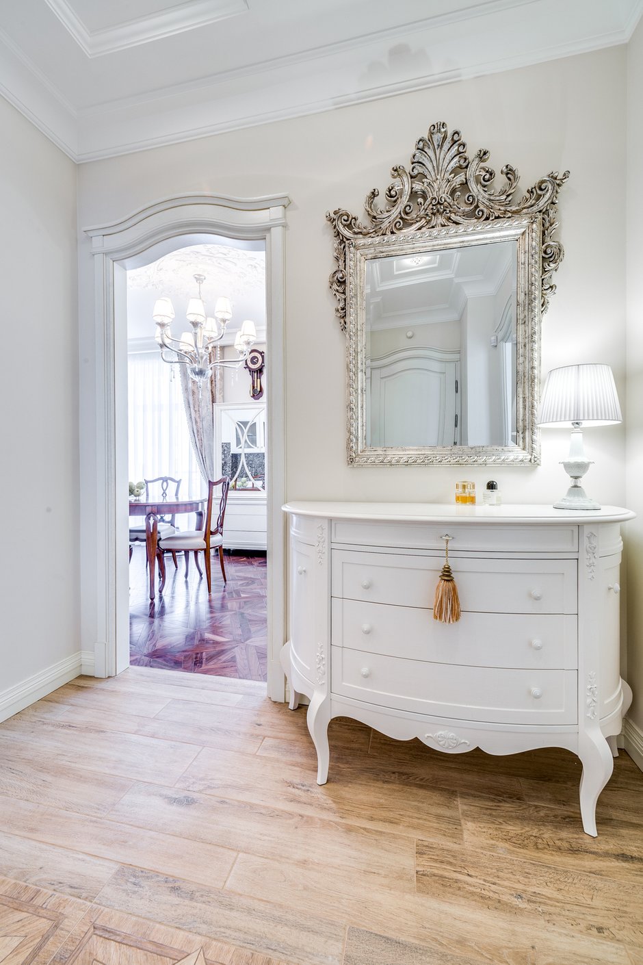 Фотография:  в стиле , Классический, Квартира, Россия, Проект недели, Санкт-Петербург, Le Porcellane, классический стиль в интерьере, ЖК «Парадный квартал», Spini, bрайтbерри, Tagina Wooddays, «Дриада», дизайн квартиры в классическом стиле, 1 комната, 40-60 метров – фото на INMYROOM