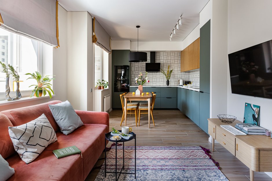 В интерьере использовали винтаж: тумба под ТВ советская после реставрации. Стулья на кухне фабрики Лигна, тоже после реставрации.