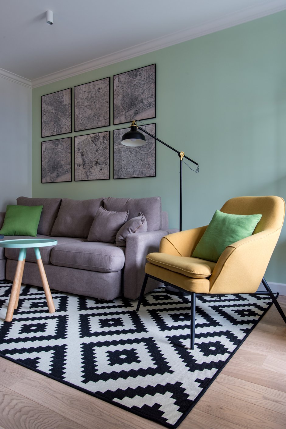 Фотография: Гостиная в стиле Эклектика, Квартира, Белый, Проект дня, Черный, Москва, Зеленый, Бежевый, Желтый, Панельный дом, 2 комнаты, Евгений Гнесин, Roomba Interior – фото на INMYROOM