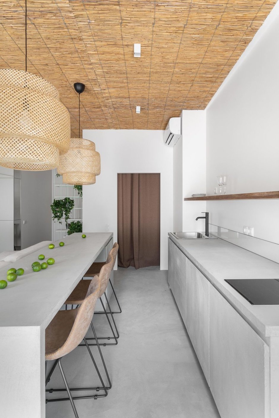 Во всей квартире пол сделан из микробетона.