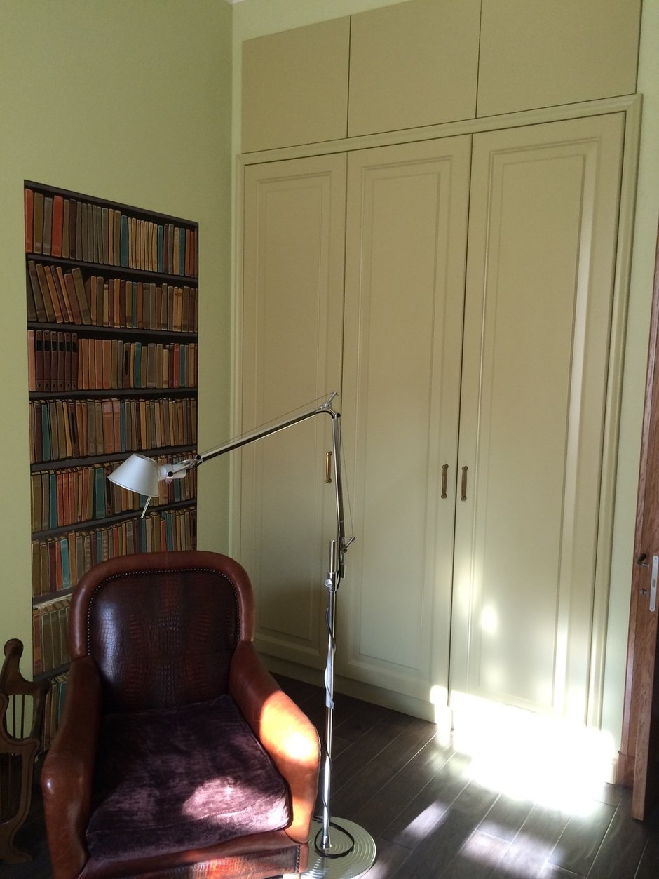 Фотография:  в стиле , Классический, Эклектика, Квартира, Arte Lamp, Белый, Проект недели, Люстра, Зеленый, Бежевый, Коричневый, Санкт-Петербург, ИКЕА, паркет, Duravit, идеи перепланировки, Axor, Keramа Мarazzi, Nicolazzi, Samsung, Metro, перепланировка трешки, классический интерьер, как обустроить трешку, как оформить интерьер в классическом стиле, классика в гостиной, классика в спальне, хранение вещей, как сделать трешку удобной, интерьер в стиле современной классики, Sherwin-Williams, покрытие паркет, REWOOD, Restoline, Artefact, ATable, FMG, Старая книга, Елена Светлица, Ирина Борисова, CIRCUS 28 – фото на INMYROOM
