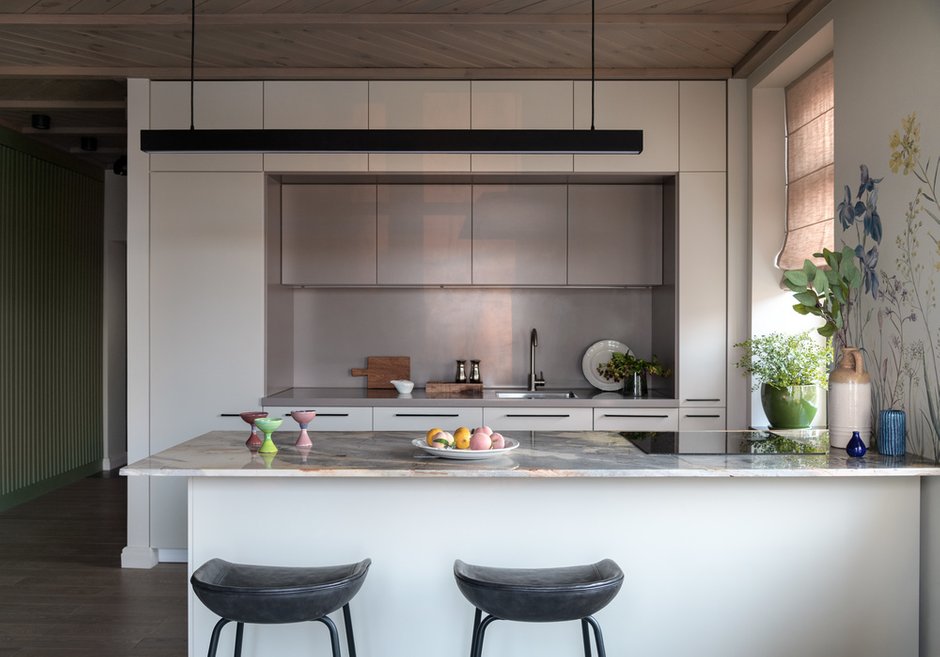 Увеличили глубину верхних кухонных шкафов до 60 см, это для длительного хранения. Морозильную камеру разместили под островом, есть большой встроенный холодильник. 