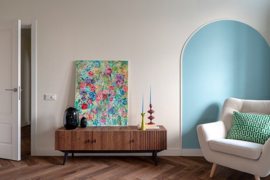 Две ключевые картины с цветами в гостиной и на кухне были предоставлены художницей Галиной Данилевской.