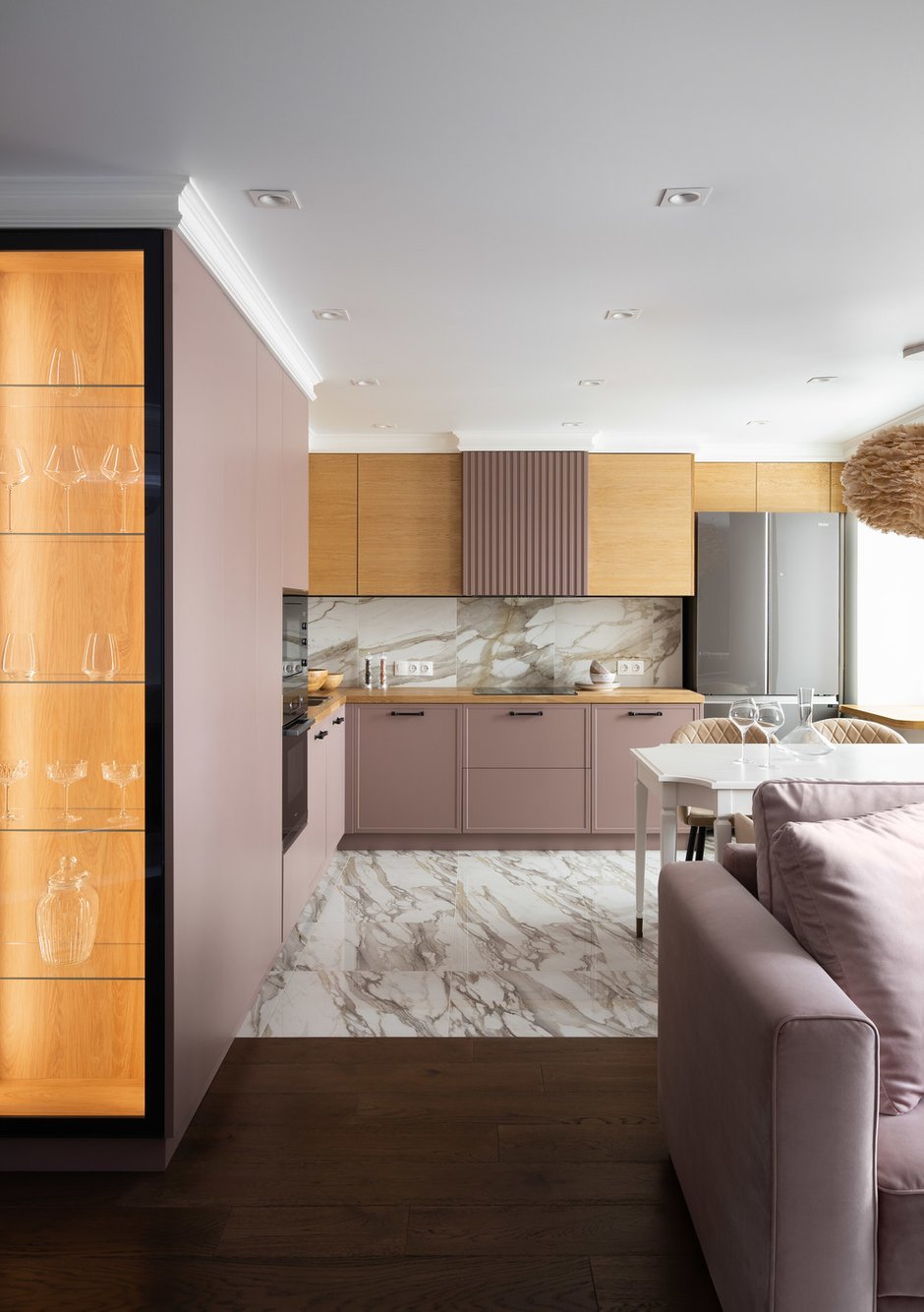 Вытяжку дизайнеры сделали акцентной благодаря реечному фасаду пыльно-сиреневого оттенка.