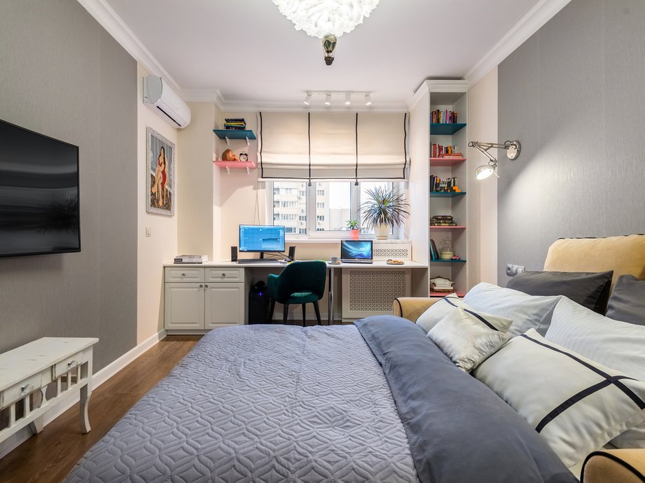 «Мой любимый предмет интерьера — это тумба под телевизором. Я нашла ее в родительском доме на чердаке, оказалось, это трюмо, которое делал мой дедушка своими руками. Я почистила, покрасила эту тумбу в белый цвет, состарила чуть-чуть краску. Внутри ящики обила зеленым бархатом в цвет рабочего кресла, заменила ручки и теперь храню там свою бижутерию», — рассказывает Анна Игнатьева.