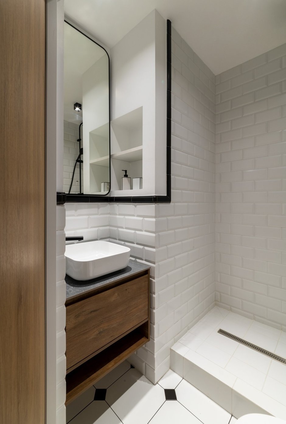 В маленькой ванной рядом со спальней плитка с английским характером («метро» или «свинья»), пол со вставками, на стенах плитка уложена на высоту 1,2 м, а в душевой – вверх. до потолка.