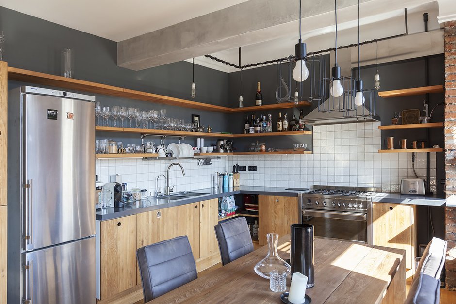 Фотография: Кухня и столовая в стиле Лофт, Квартира, Проект недели, Москва, Красная Пресня, Сталинка, 3 комнаты, Более 90 метров, Оксана Цыбакова – фото на INMYROOM