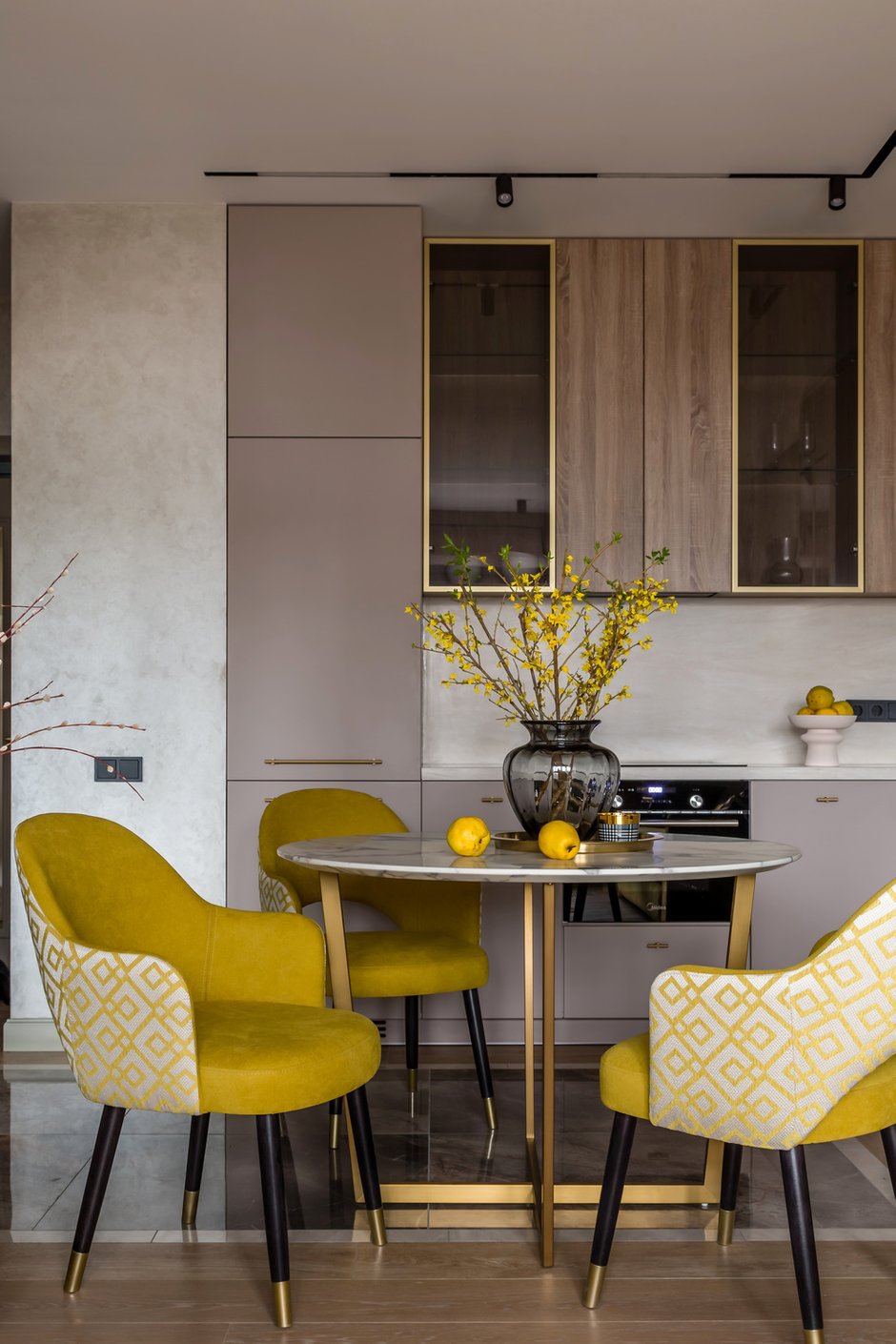 Кухонный гарнитур был изготовлен на заказ. Максимальное количество шкафов и удобное наполнение ящиками для хранения кухонной утвари и техники позволило разместить все необходимое. Вся кухонная техника (холодильник, духовой шкаф, посудомоечная машина) встроенная.