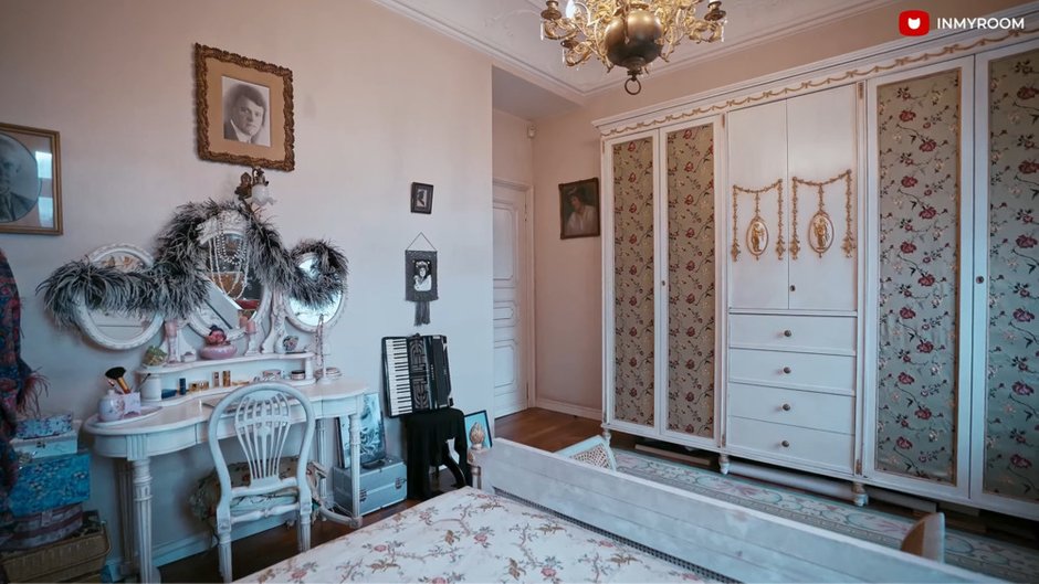 Фотография: в стиле , советский дизайн, LIFESTYLE, Людмила Гурченко, Квартира Людмилы Гурченко, жизнь актрисы, квартира актрисы, советские актрисы, жилье ссср, жизнь Людмилы Гурченко, Гардероб Людмилы Гурченко, как одевалась Людмила Гурченко, образы Людмилы Гурченко, одежда Людмилы Гурченко, как жила Людмила Гурченко, квартира Людмила Гурченко, Гурченко, Коллекция Гурченко, Урановое стекло Гурченко – фото на INMYROOM