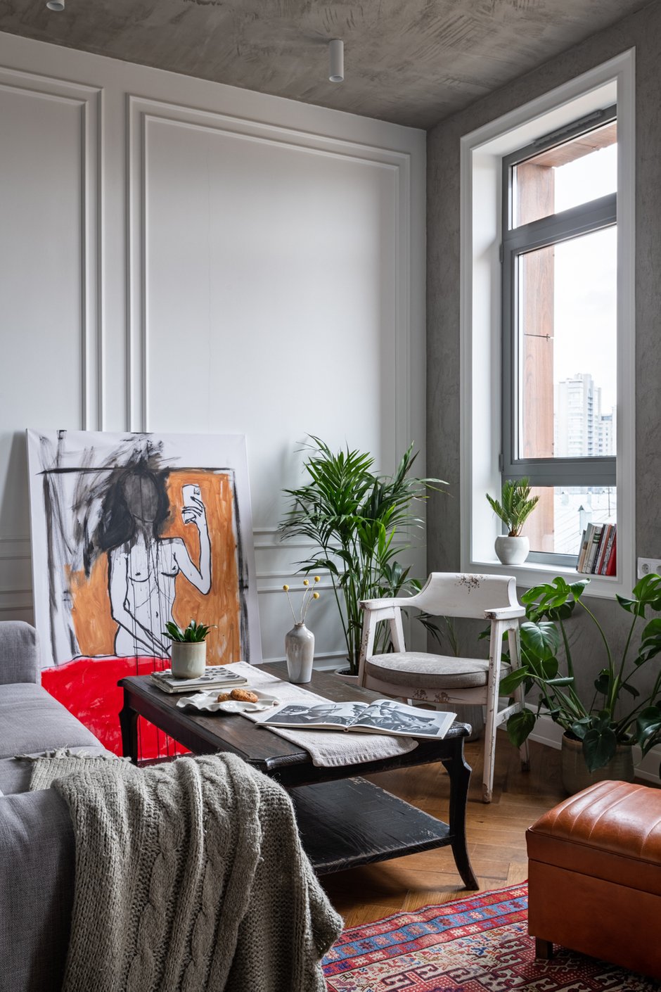 Мебель изготовлена под заказ отечественными производителями, декор хозяйка подбирала самостоятельно, так как сама пишет картины и любит дизайнерские вещи.