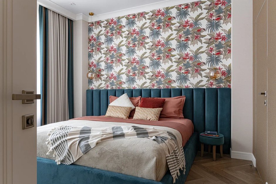 В каждой комнате предусмотрели большой встроенный шкаф, в спальне есть еще отдельная небольшая гардеробная. Вся мебель выполнялась на заказ по индивидуальным размерам.