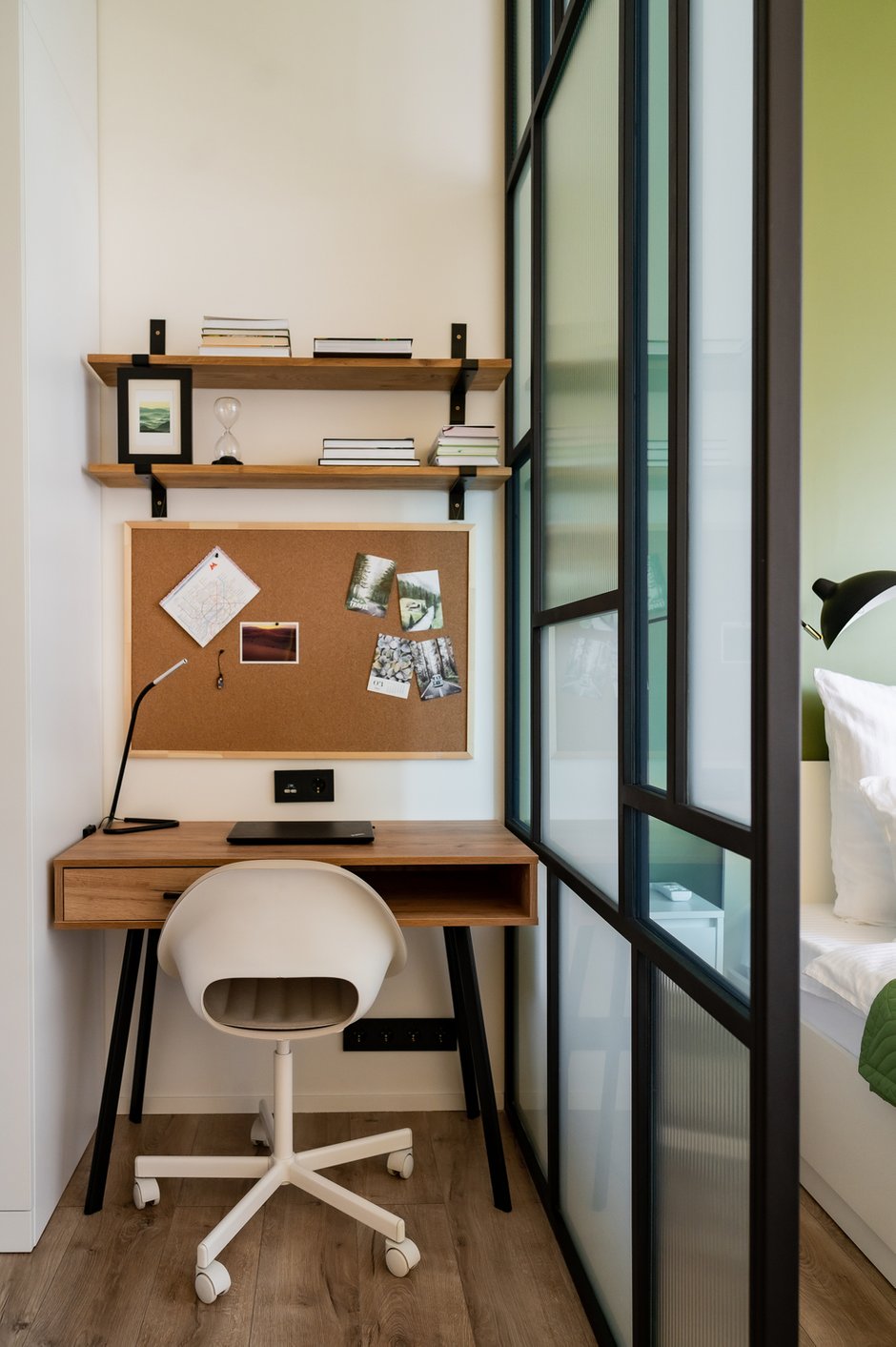 В рабочей зоне поставили стол шириной 1 м и предусмотрели полки для хранения.