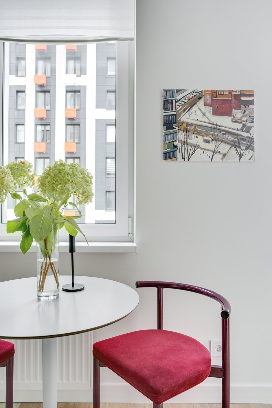 Искусство оживляет интерьер и добавляет характер.  Картины на обеденном столе и в спальне — работы Марии Суворовой, серия «Московские дворы».