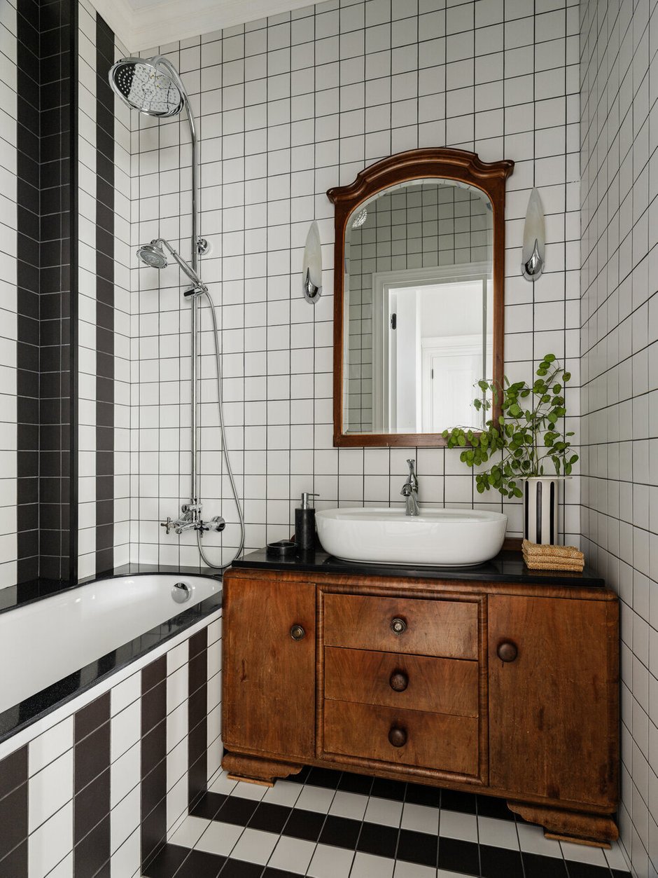 Фотография:  в стиле , Ванная, Интерьер комнат, Советы, Плитка, как заменить треснувшую плитку, как класть плитку, плитка в ванной, В ванной отвалилась плитка, приклеить плитку, приклеить плитку самостоятельно, приклеить плитку своими руками – фото на INMYROOM