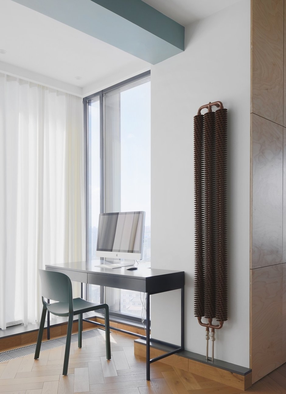 В спальне очень интересной деталью выступает радиатор. Благодаря своей необычной форме он оживляет пространство и выступает своеобразным арт-объектом.