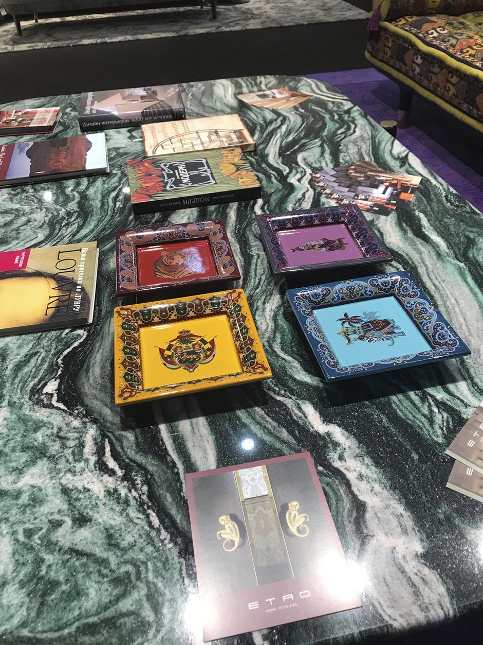 Фотография:  в стиле , Eichholtz, Гид, KARTELL, iSaloni, Roberto Cavalli, EDRA, ETRO, SalonedelMobileMoscow – фото на INMYROOM