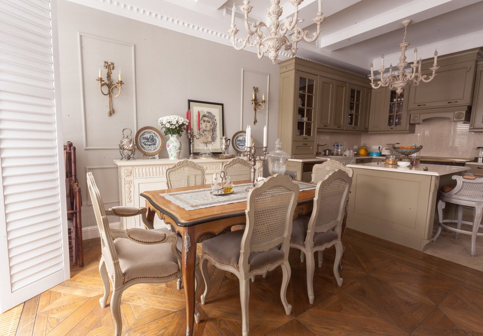 Фотография:  в стиле , Классический, Эклектика, Дом, Россия, Restoration Hardware, Белый, Проект недели, Черный, Москва, Красный, Dulux, Серый, Коричневый, Никита Морозов, интерьер загородного дома, Possoni, Arte Veneziana S.r.l, Traditional Bathrooms, Devon & Devon, Casa d'Arte Paoletti, Old Wood, Roche Bobois, Stovax William IV, как обустроить загородный дом, классический стиль в интерьере, камин в гостиной, Таунхаус – фото на INMYROOM