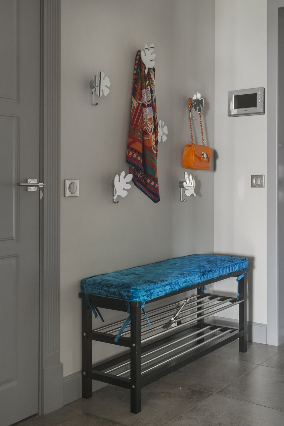 Фотография: Прихожая в стиле Современный, Эклектика, Квартира, Проект недели, Москва, новостройка, Ольга Мелекесцева, Надежда Каппер, Монолитный дом, 2 комнаты, Более 90 метров, ЖК «Пырьева 9» – фото на INMYROOM