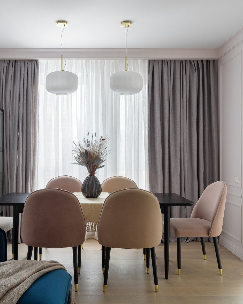 Стены покрыли краской Dulux. Заказчикам было важно использовать на полу натуральный материал — выбрали паркетную доску.