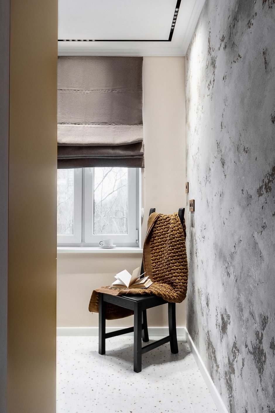 Столовая зона на кухне не поместилась, ее организовали в гостиной.