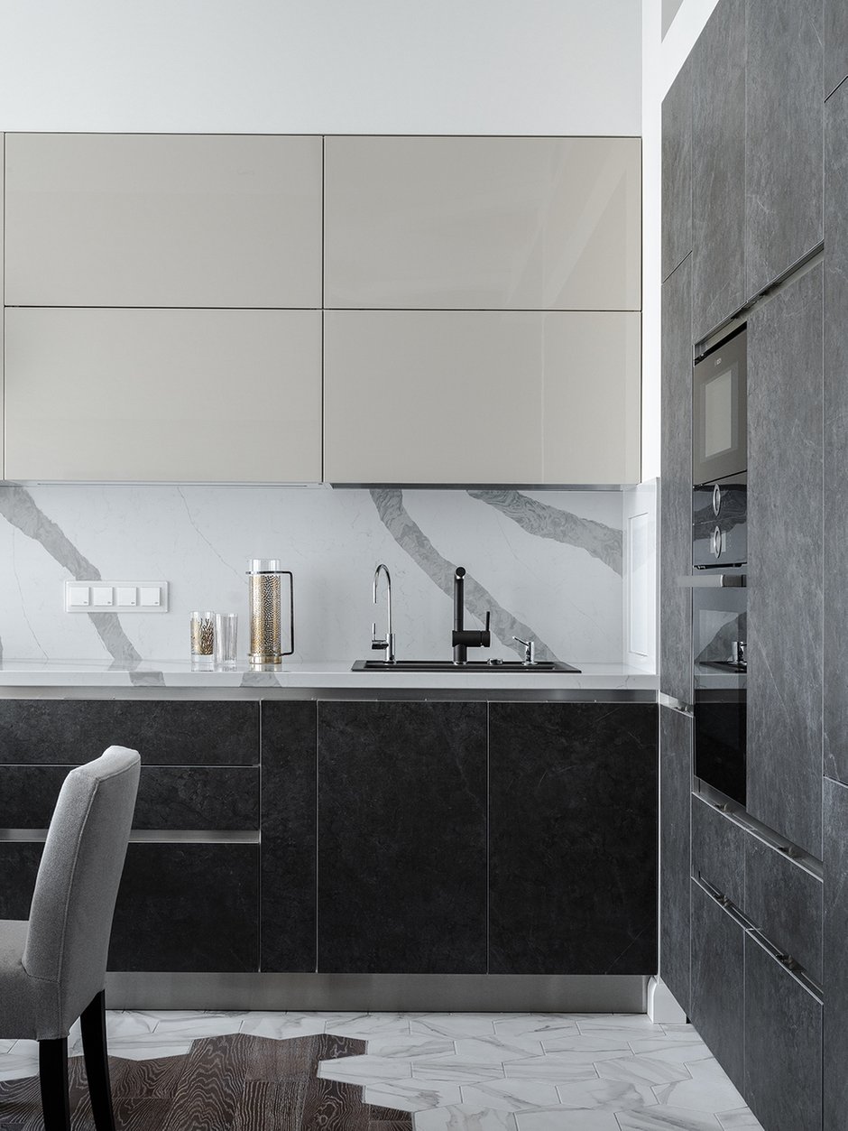 Фотография: Кухня и столовая в стиле Современный, Квартира, Проект недели, Москва, Варвара Зеленецкая, Монолитный дом, 4 и больше, Более 90 метров – фото на INMYROOM