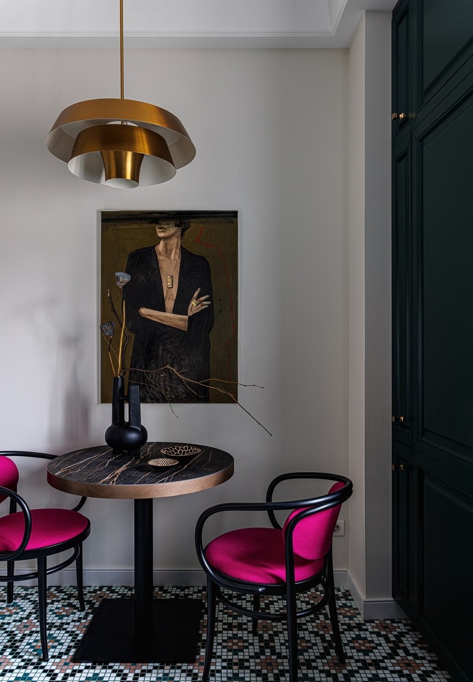 Кухня получилась яркой и немного напоминающей атмосферу парижского кафе — зеленый гарнитур, стулья Thonet в цвете фуксия, лампа в ретростиле и картина над обеденным столом с загадочной дамой, вызывающей ассоциации с Ахматовой.