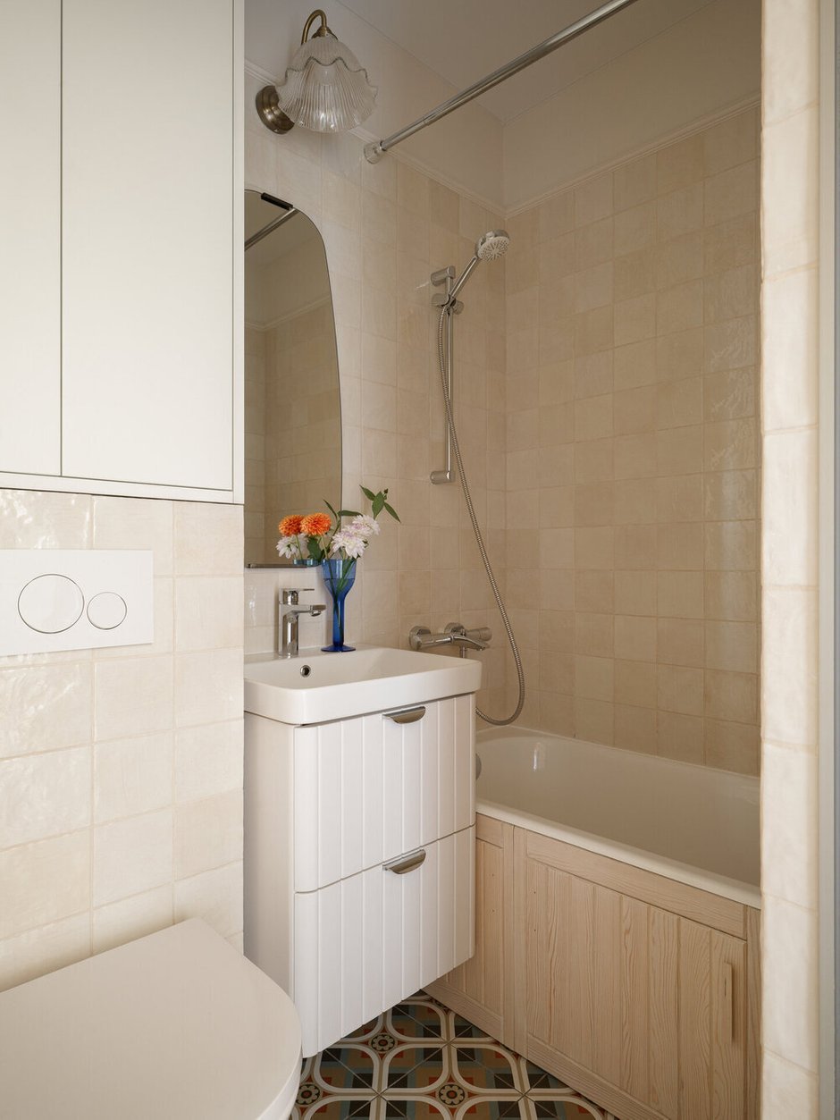 Фотография:  в стиле , Интерьер комнат, Интерьерный стиль, Дизайн интерьера, Советы, маленький санузел, как обустроить санузел, интерьер санузла, как оформить санузел, интерьер ванной, обустройство маленькой ванной комнаты, санузел в типовой квартире, как оформить маленький санузел, интерьер маленькой ванной, как оформить совместный санузел, совместный санузел, типовой санузел, санузел в хрущевке, Совмещенный санузел в хрущевке – фото на INMYROOM