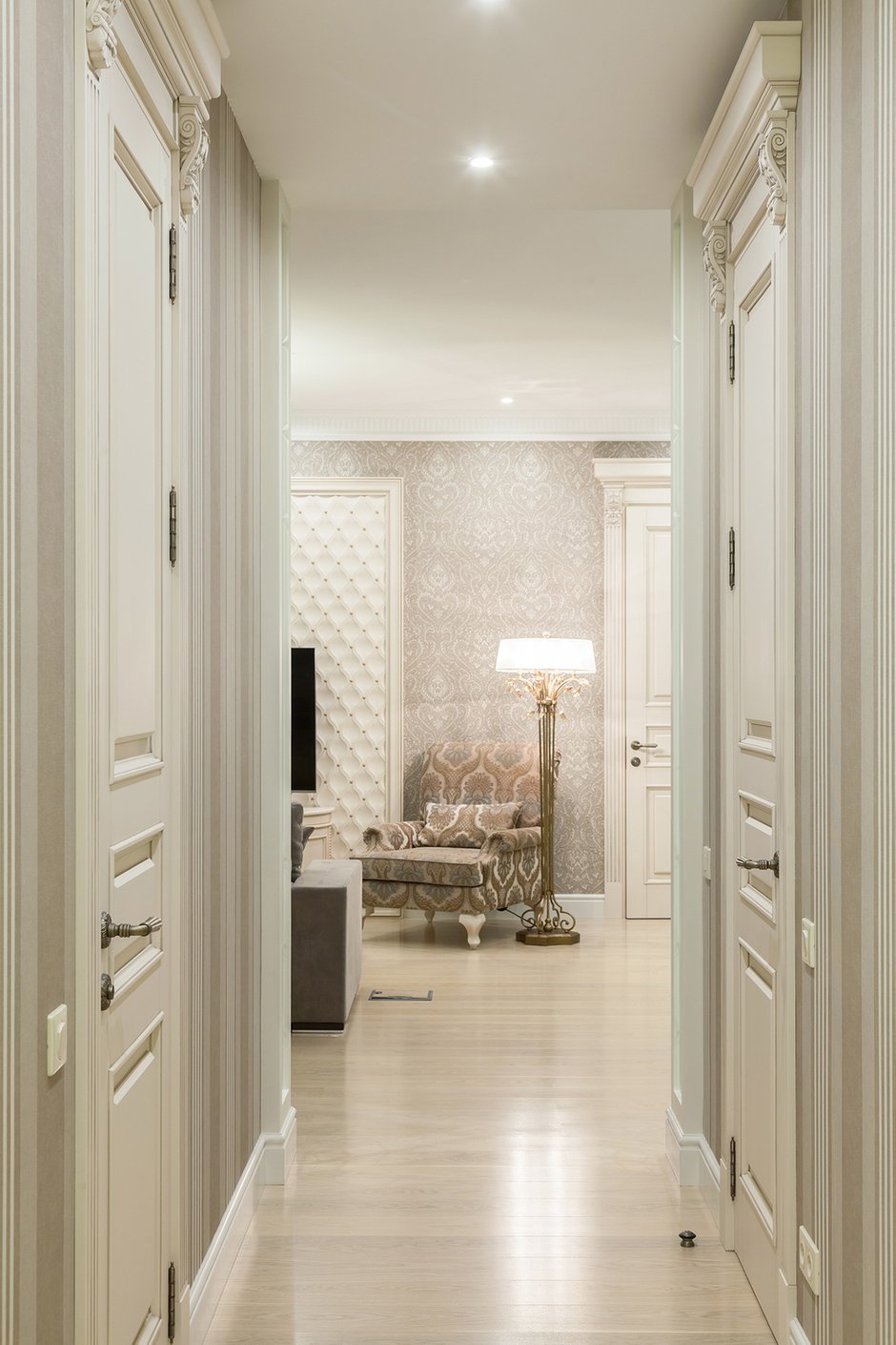 Фотография: Гостиная в стиле Современный, Классический, Эклектика, Квартира, Проект недели, Москва, Монолитный дом, 4 и больше, Более 90 метров, ZE-MOOV, ЖК «Дом на Цветном» – фото на INMYROOM