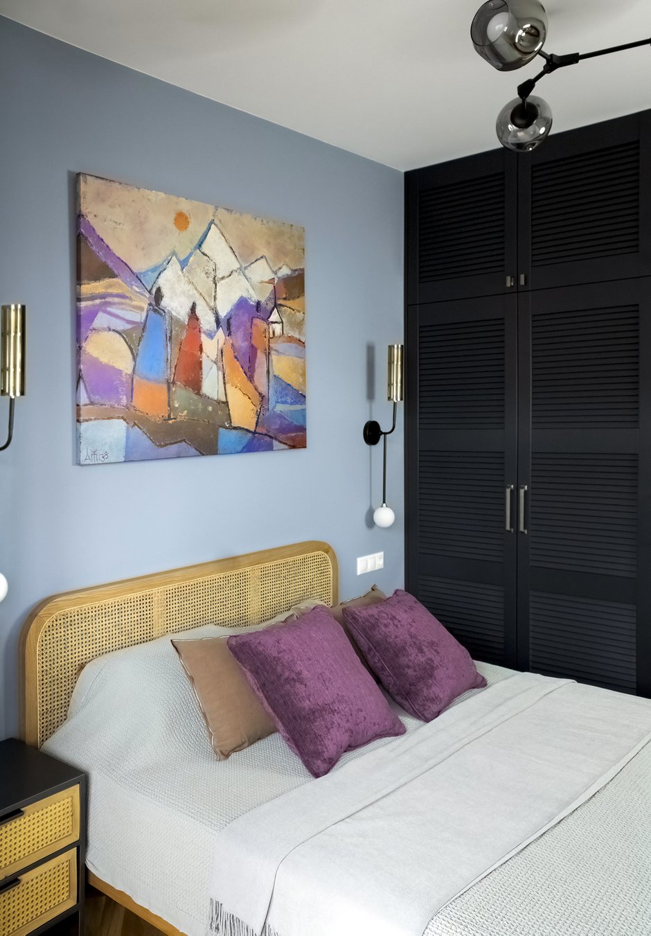 Еще в спальне разместился очень вместительный шкаф с жалюзийными дверцами. Сначала планировали, что он будет невысокий отдельно стоящий, но в процессе приняли решение сделать его полностью встроенным.