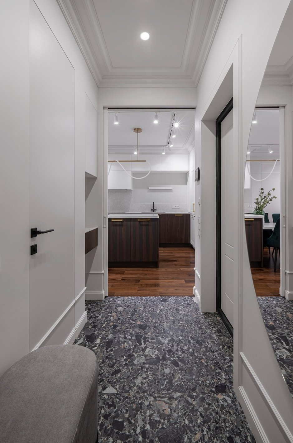 В прихожей специально спроектировали шкаф в одну линию, чтобы закрыть все выпирающие коммуникации. В этой линии увязали подрядчиков по мебели, лепнине и строителей.