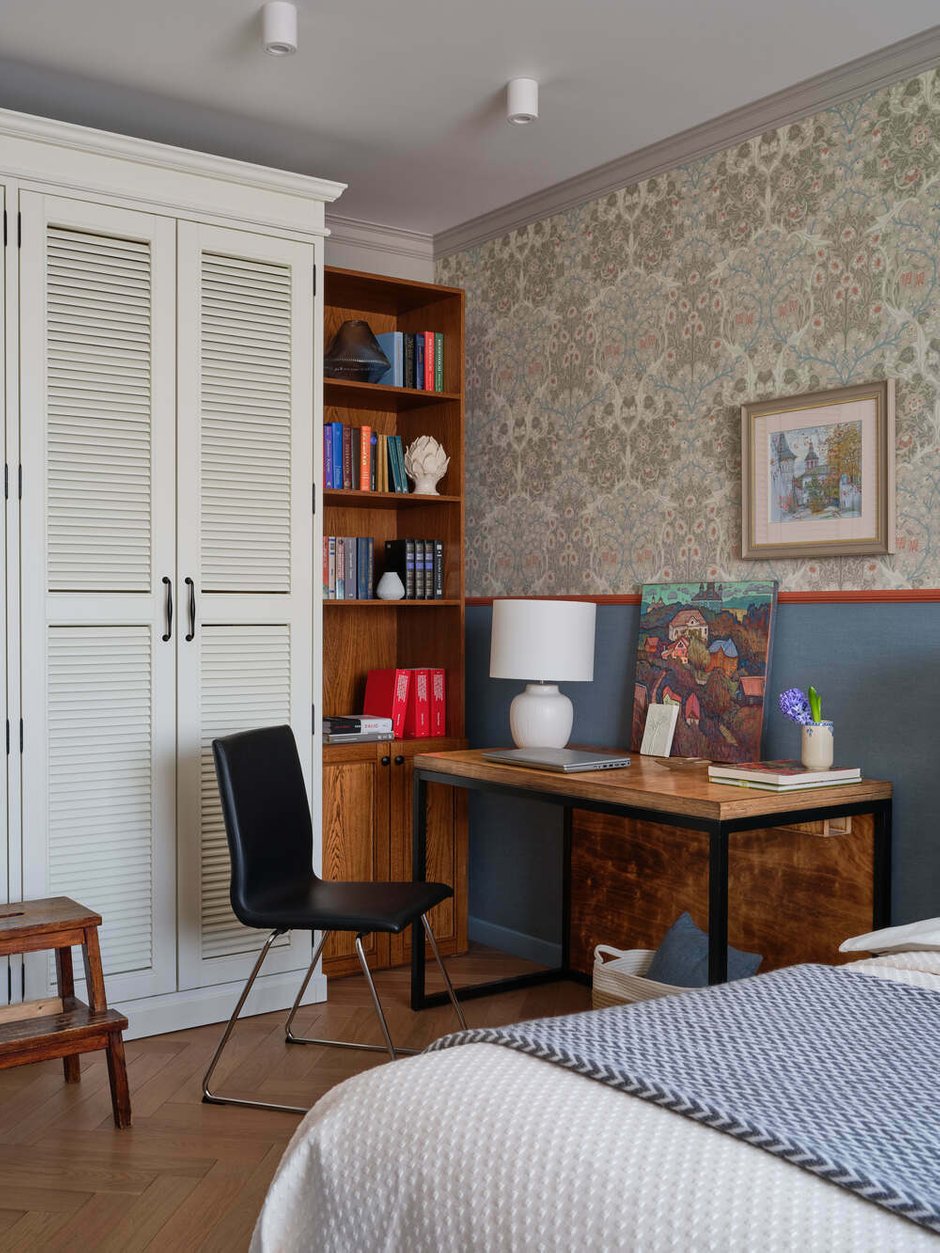 В спальне шкаф Dantone Home во всю стену, его изюминка — шаттерсные дверки. Они сами по себе являются украшением и декором.