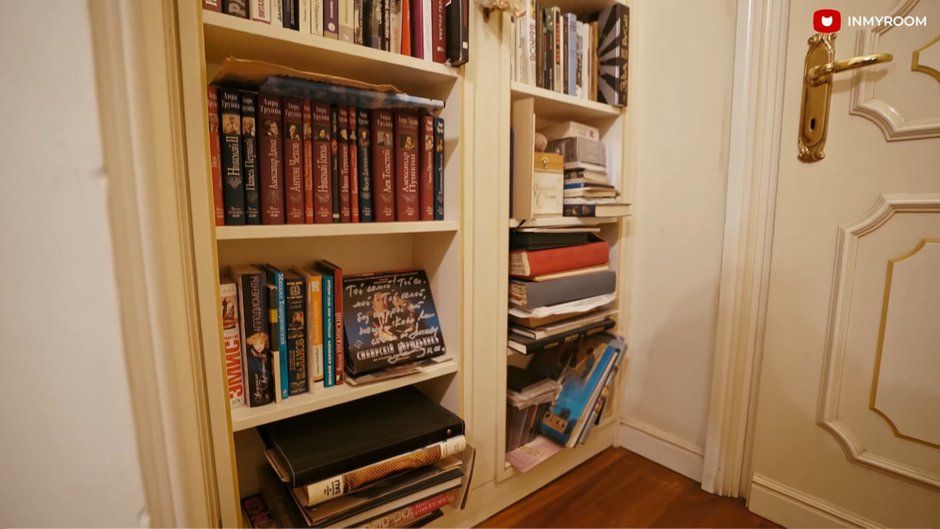 Фотография: в стиле , советский дизайн, LIFESTYLE, Людмила Гурченко, Квартира Людмилы Гурченко, жизнь актрисы, квартира актрисы, советские актрисы, жилье ссср, жизнь Людмилы Гурченко, Гардероб Людмилы Гурченко, как одевалась Людмила Гурченко, образы Людмилы Гурченко, одежда Людмилы Гурченко, как жила Людмила Гурченко, квартира Людмила Гурченко, Гурченко, Коллекция Гурченко, Урановое стекло Гурченко – фото на INMYROOM