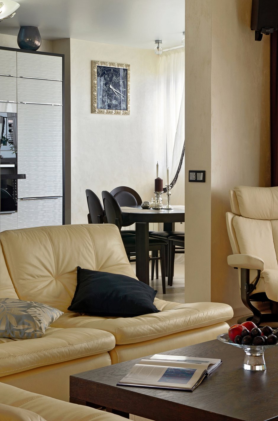 Фотография:  в стиле , Эклектика, Квартира, Дизайн интерьера, Archpole, DG Home, Miele, Белый, Проект недели, Черный, Коричневый, ИКЕА, отделка потолка, варианты перепланировки двухкомнатной квартиры, идеи перепланировки, перепланировка двушки, Deco Home, Little Greene, перепланировка трешки, MM Lampadari, гостиная-кухня дизайн, Долгопрудный, Fap, перепланировка санузла, HoryMa, Emil Ceramica, Кухни Германии, La Fabbrica, Albert & Shtein, Юлия Соловьева, объединить квартиры, И-155МК, черный потолок в интерьере – фото на INMYROOM