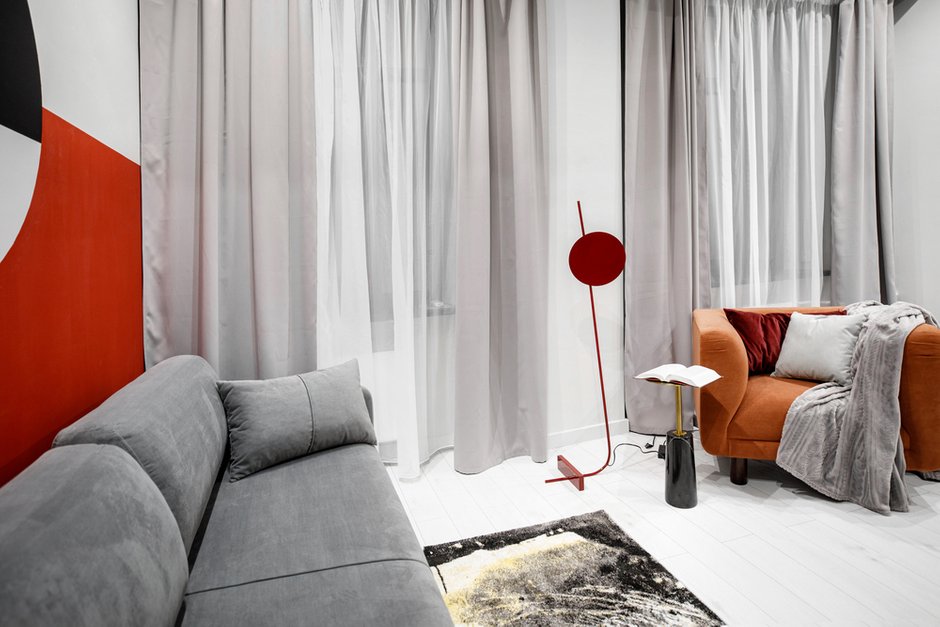 Шторы сделаны на заказ, ткань блэкаут. Обивка кресла выполнена из велюра.