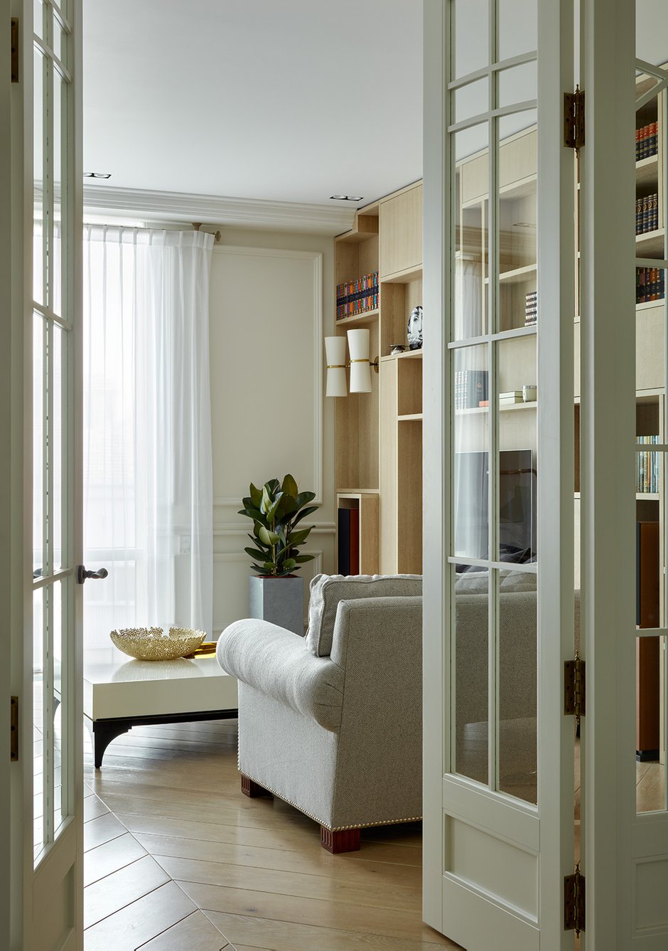 Фотография: Гостиная в стиле Классический, Современный, Квартира, Проект недели, Москва, Ариана Ахмад, Татьяна Карякина, 2 комнаты, Более 90 метров, Монолитно-кирпичный, ЖК «Мосфильмовский», #эксклюзивныепроекты – фото на INMYROOM