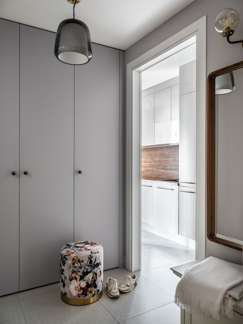 Пуф с цветами для холла поддерживает тему флористики.