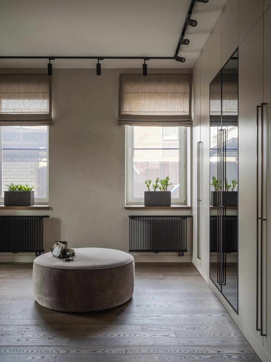 Хранение в прихожей разместили во встроенных шкафах до потолка. Длинные вертикальные ручки добавляют им декоративности.