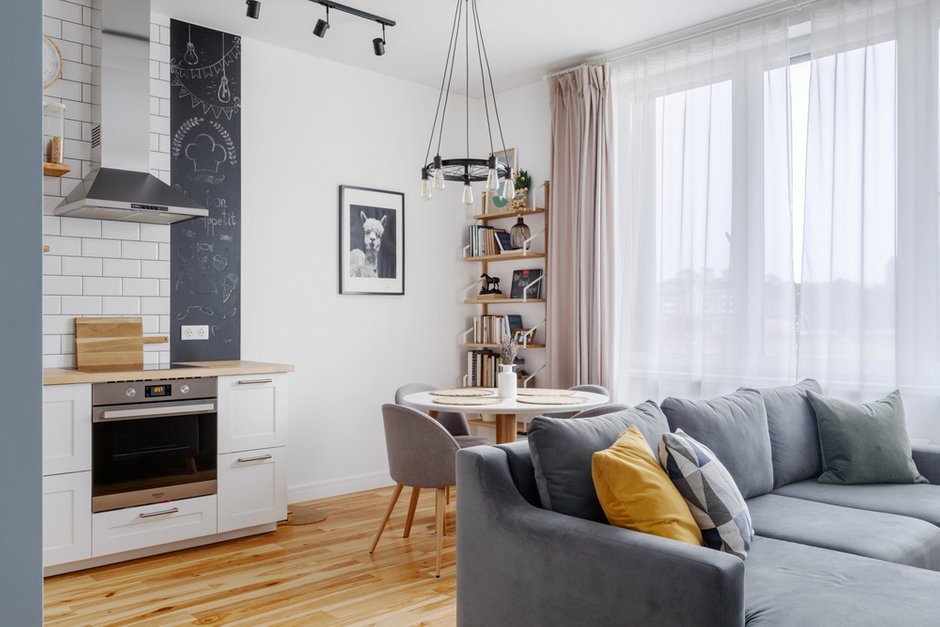 На пол положили паркетную доску «Черная береза».