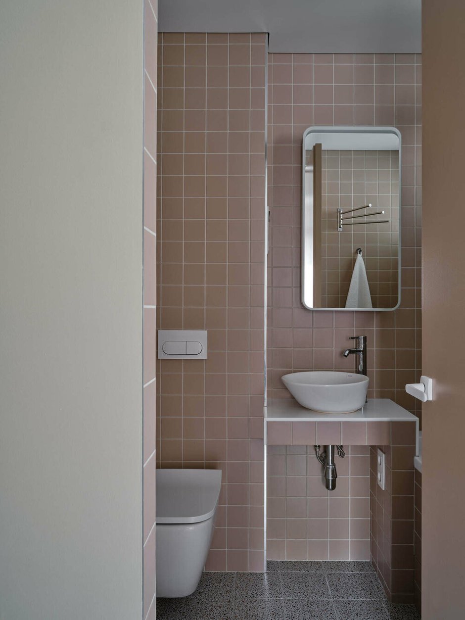 Фотография: в стиле , Интерьер комнат, Интерьерный стиль, Дизайн интерьера, Советы, что нужно знать о ремонте в ванной, интерьер ванной, дизайн ванной комнаты, ванная комната, маленькая ванная, интерьер маленькой ванны, интерьер маленького санузла, как оформить маленькую ванную, интерьер маленькой ванной, как сделать ванную комфортной, удобная ванная, расположение в ванной, идеи для ванной комнаты, ремонты ванной комнаты, маленькая ванная комната, организация пространства в ванной комнате, ремонт ванной комнаты, ванная в хрущёвке, ванна в хрущовке – фото на INMYROOM